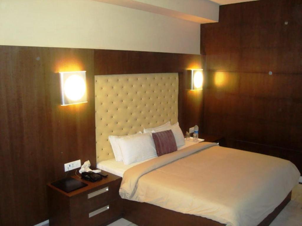 Chanson Grand Westend Delhi  Room photo