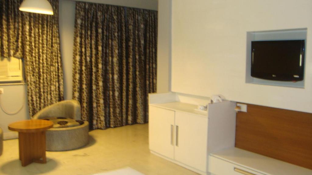 Chanson Grand Westend Delhi  Room photo